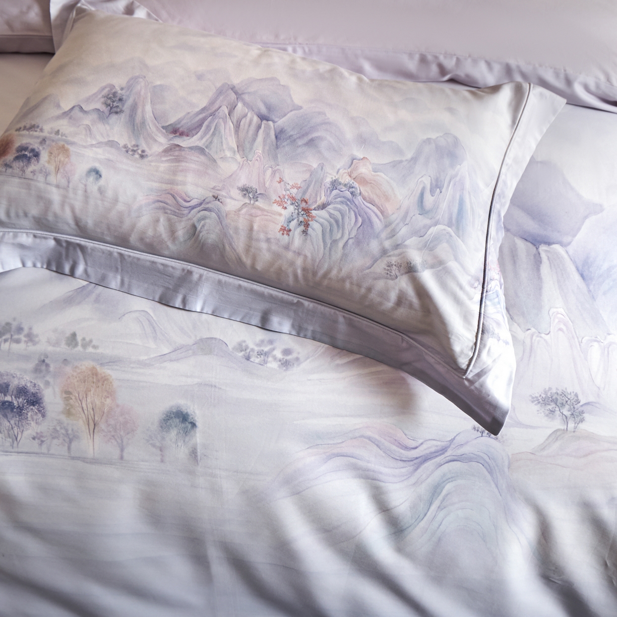 91家纺网 家纺一手货源 找家纺 禾时 2026新款全棉纯棉数码印花埋绳款四件套 淡墨春山（紫）