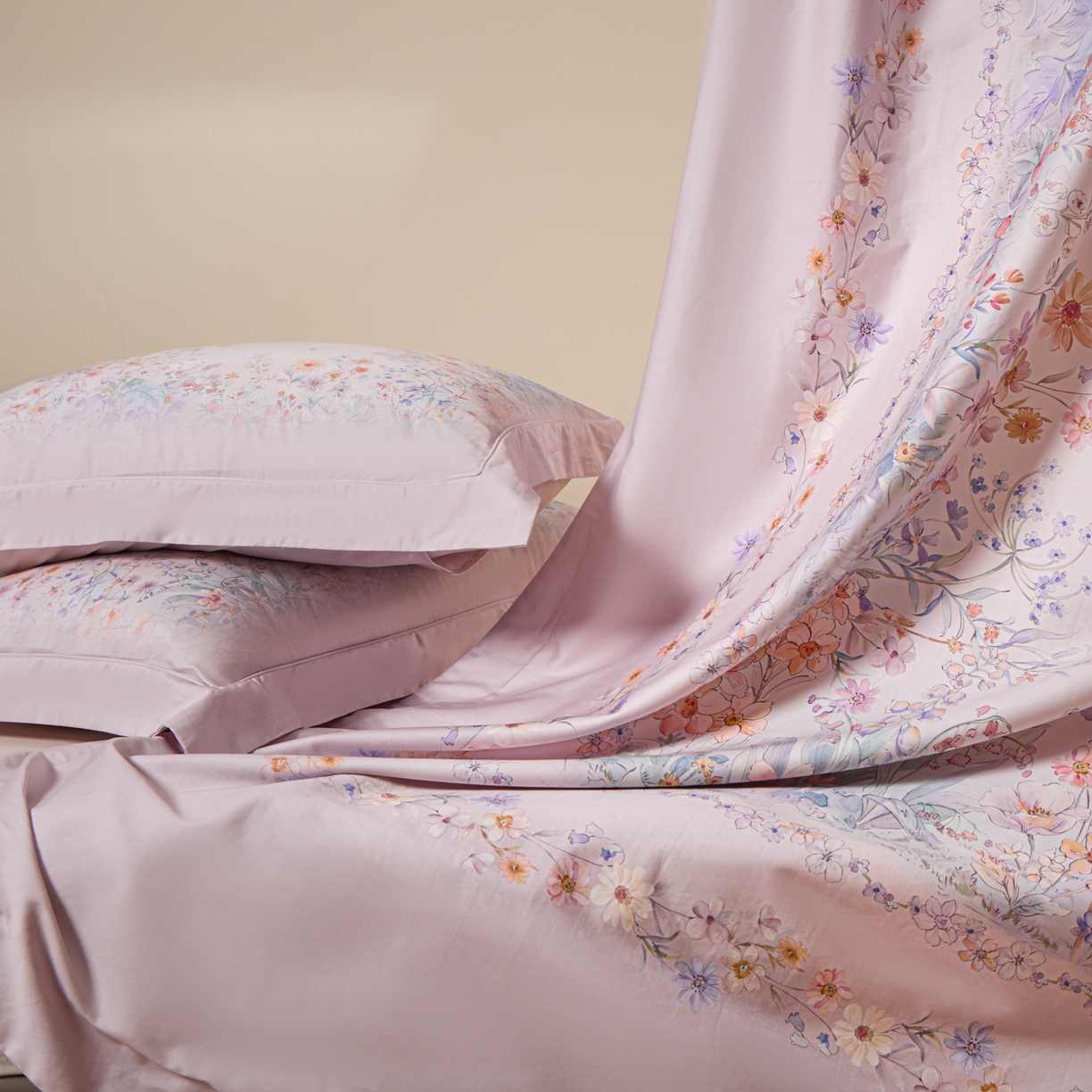 91家纺网 家纺一手货源 找家纺 禾时 2026新款全棉纯棉数码印花埋绳款四件套 花间逐梦（粉）