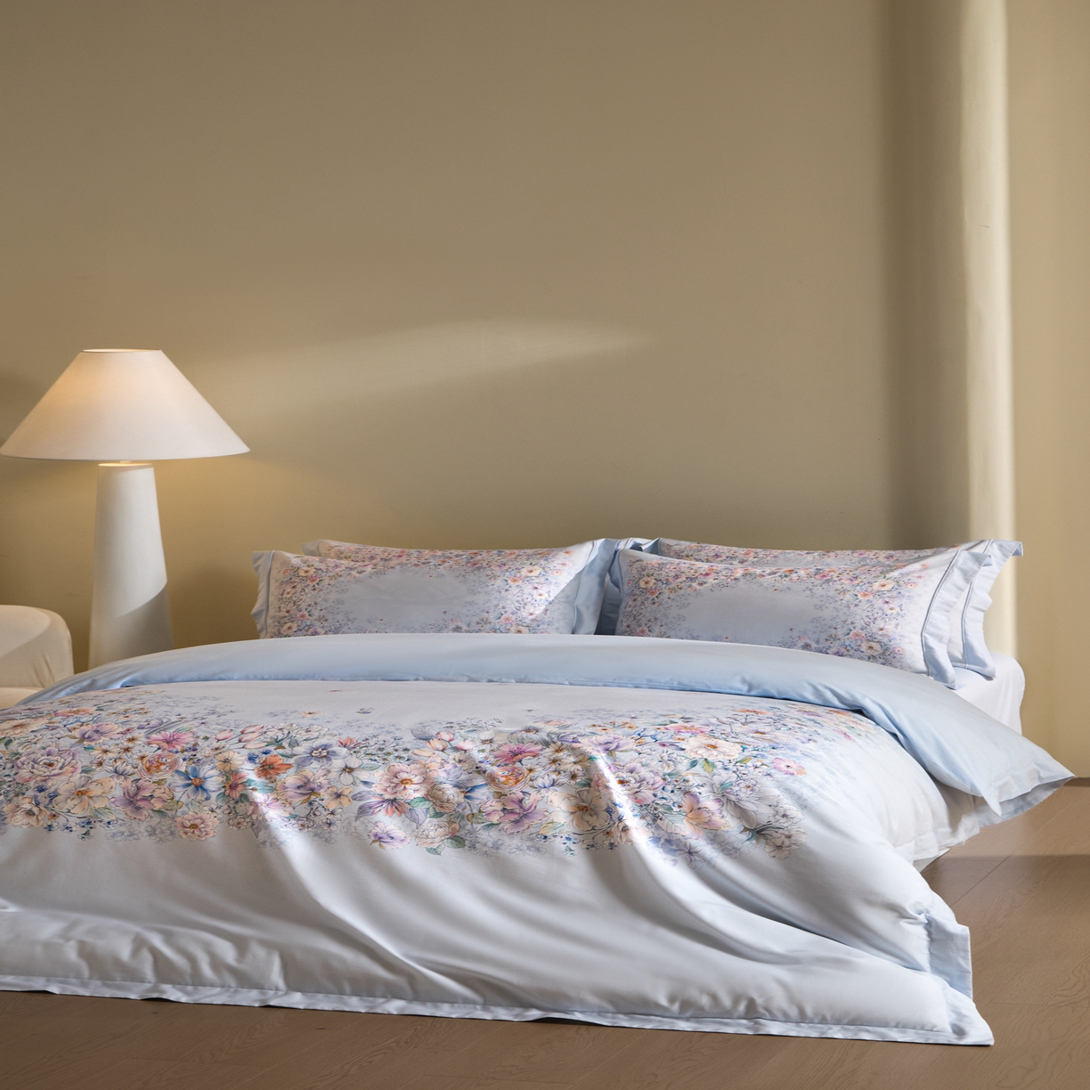 91家纺网 家纺一手货源 找家纺 禾时 2026新款全棉纯棉数码印花埋绳款四件套 花影轻描（蓝）