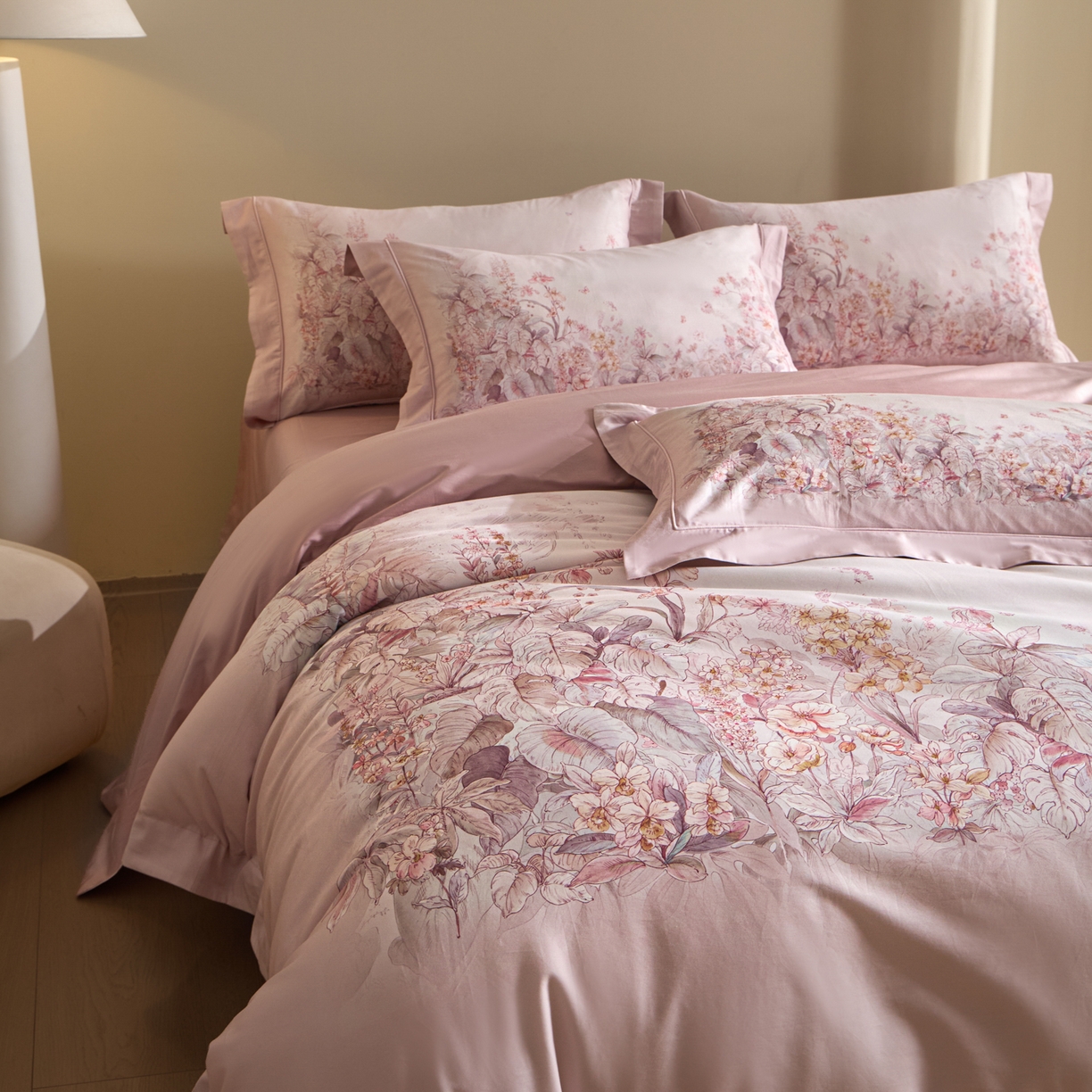 91家纺网 家纺一手货源 找家纺 禾时 2026新款全棉纯棉数码印花埋绳款四件套 轻烟蝶薇（豆沙粉）