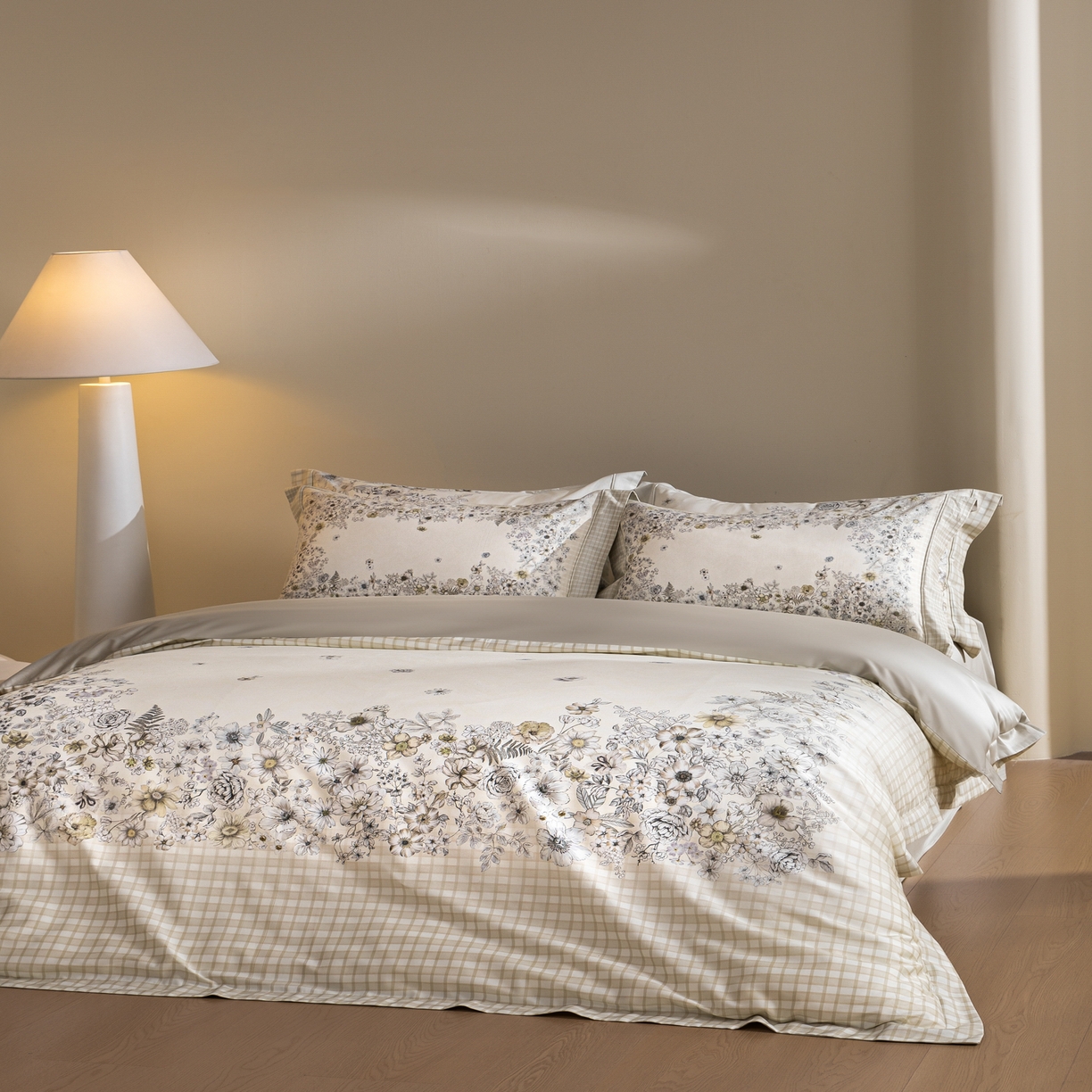 91家纺网 家纺一手货源 找家纺 禾时 2026新款全棉纯棉数码印花埋绳款四件套 素绘春野（香槟）