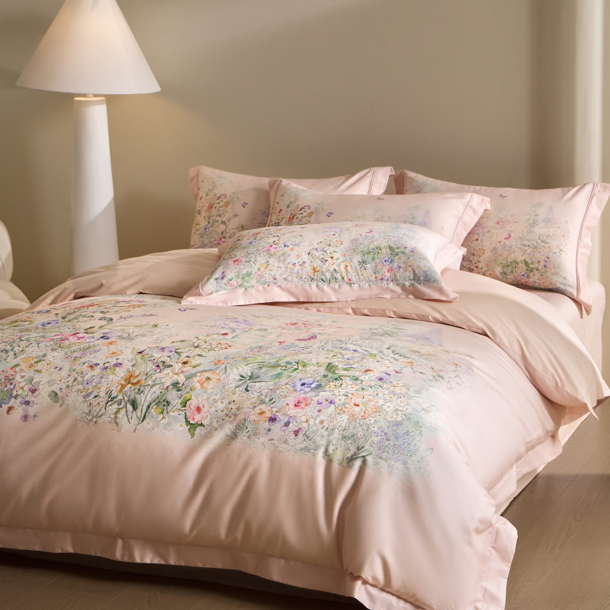 91家纺网 家纺一手货源 找家纺 禾时 2026新款全棉纯棉数码印花埋绳款四件套 雾花蝶影（粉）