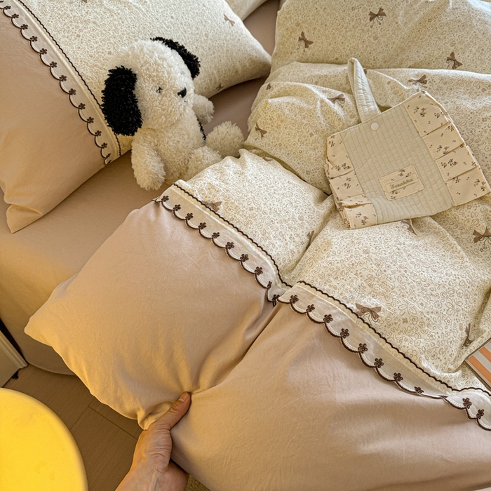 91家纺网 家纺一手货源 找家纺 鑫利来家纺 2026新款古法水洗棉法式花边四件套甄选纯棉花边拼接款四件套印花被套床单单品四件 花间谍