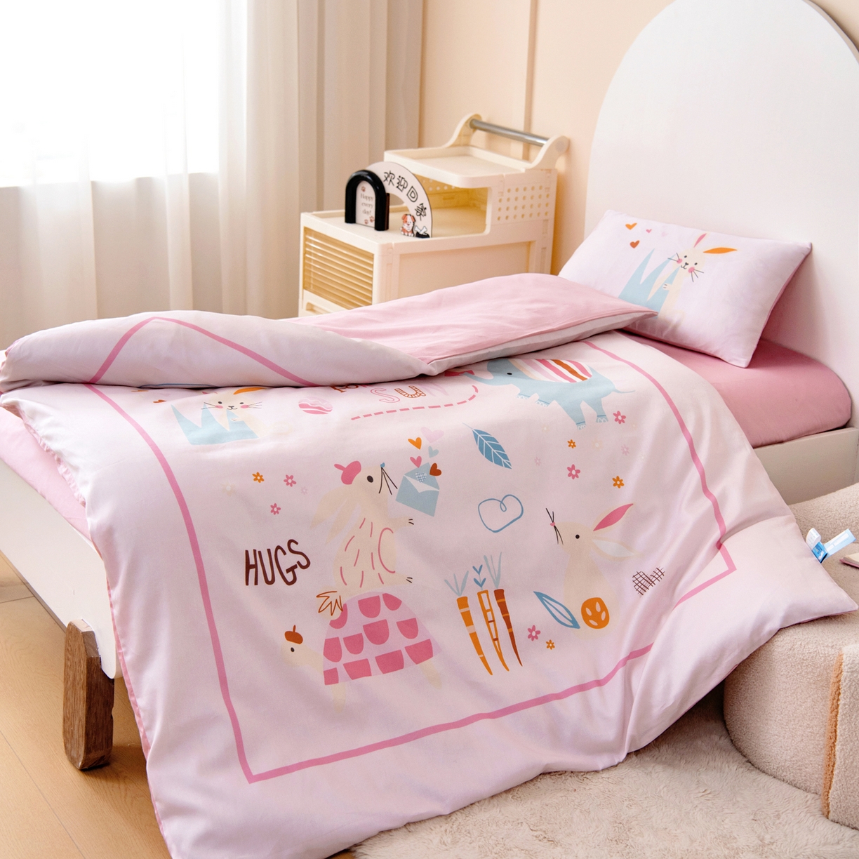 91家纺网 家纺一手货源 找家纺 御棉坊 2026新款60S全棉数码印花幼儿园儿童套件宝宝入园午睡被芯三件套 森林邮递员