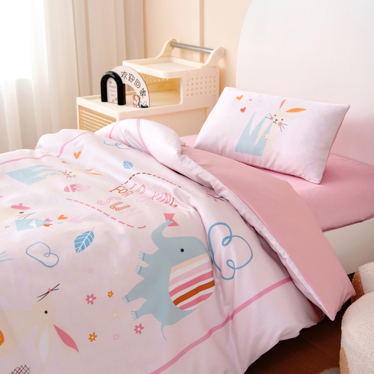 91家纺网 家纺一手货源 找家纺 御棉坊 2026新款60S全棉数码印花幼儿园儿童套件宝宝入园午睡被芯三件套 森林邮递员