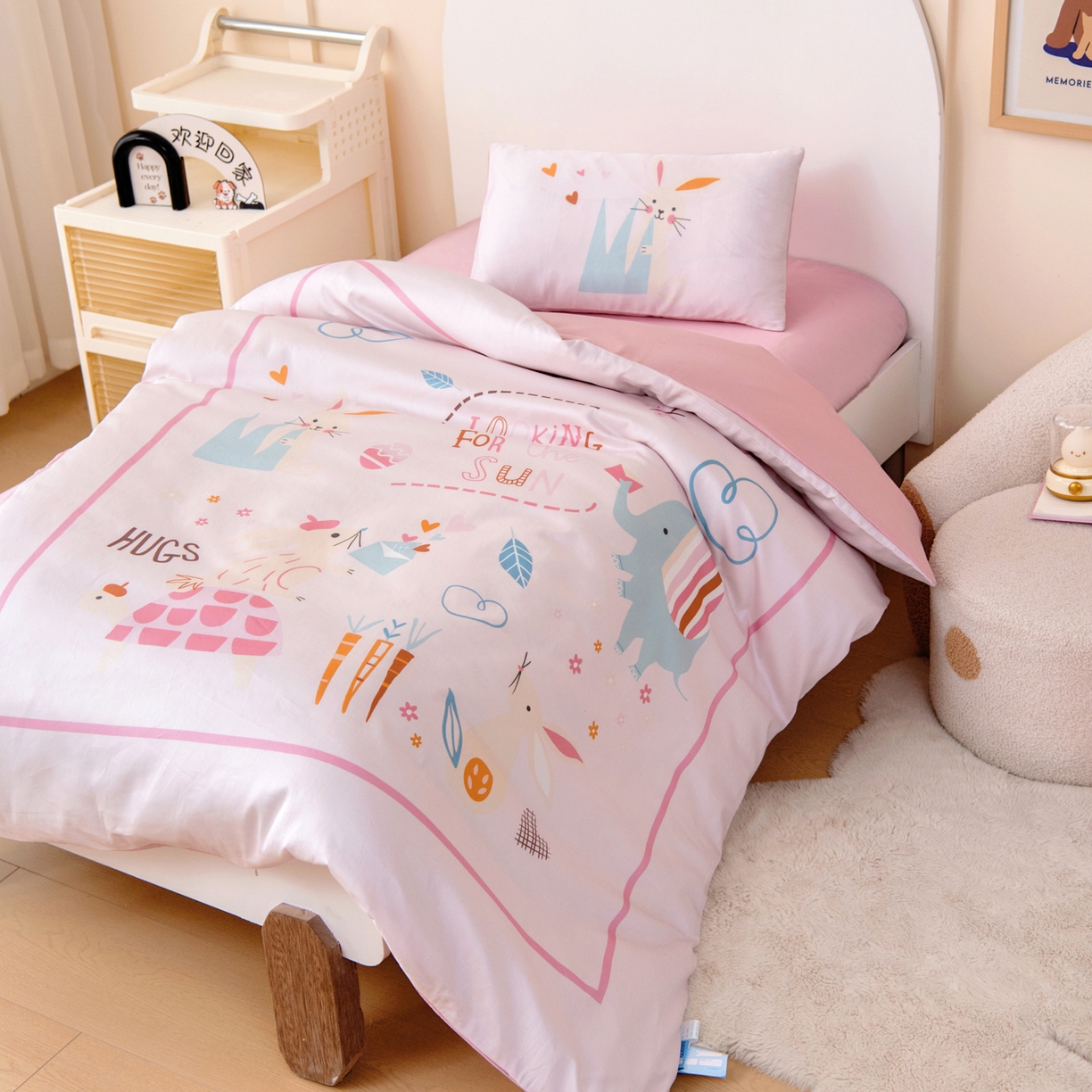 91家纺网 家纺一手货源 找家纺 御棉坊 2026新款60S全棉数码印花幼儿园儿童套件宝宝入园午睡被芯三件套 森林邮递员