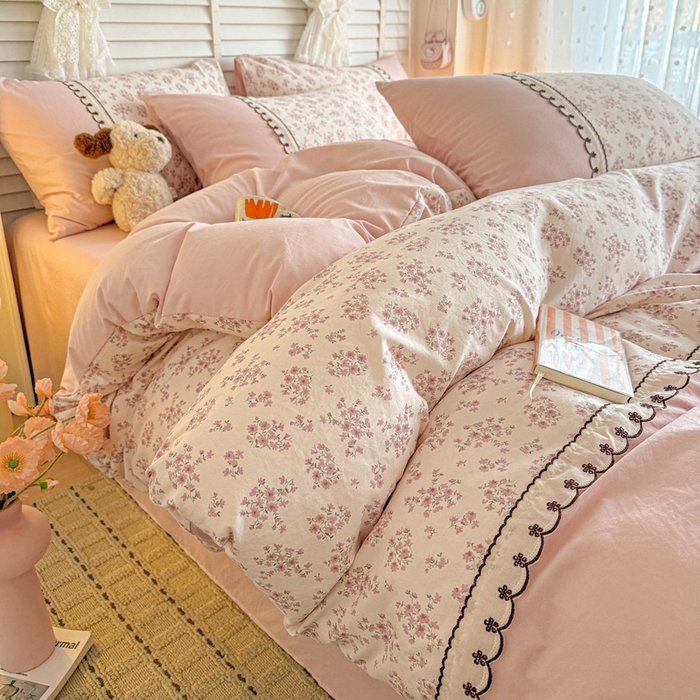 91家纺网 家纺一手货源 找家纺 鑫利来家纺 2026新款古法水洗棉法式花边四件套甄选纯棉花边拼接款四件套印花被套床单单品四件 七分甜