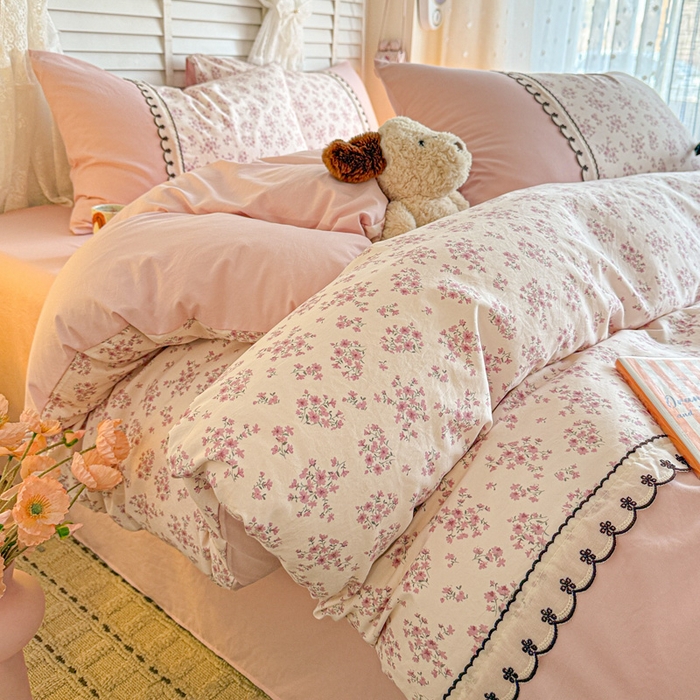 91家纺网 家纺一手货源 找家纺 鑫利来家纺 2026新款古法水洗棉法式花边四件套甄选纯棉花边拼接款四件套印花被套床单单品四件 七分甜