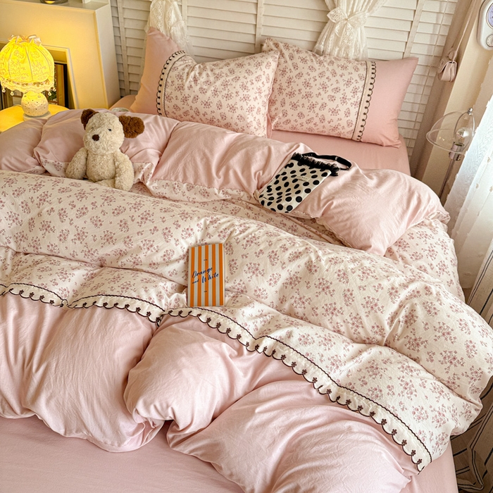 91家纺网 家纺一手货源 找家纺 鑫利来家纺 2026新款古法水洗棉法式花边四件套甄选纯棉花边拼接款四件套印花被套床单单品四件 七分甜