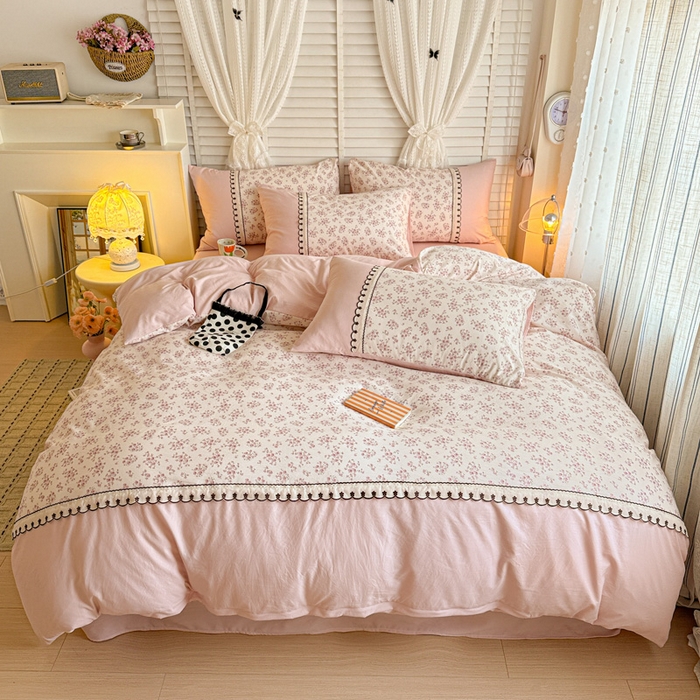 91家纺网 家纺一手货源 找家纺 鑫利来家纺 2026新款古法水洗棉法式花边四件套甄选纯棉花边拼接款四件套印花被套床单单品四件 七分甜