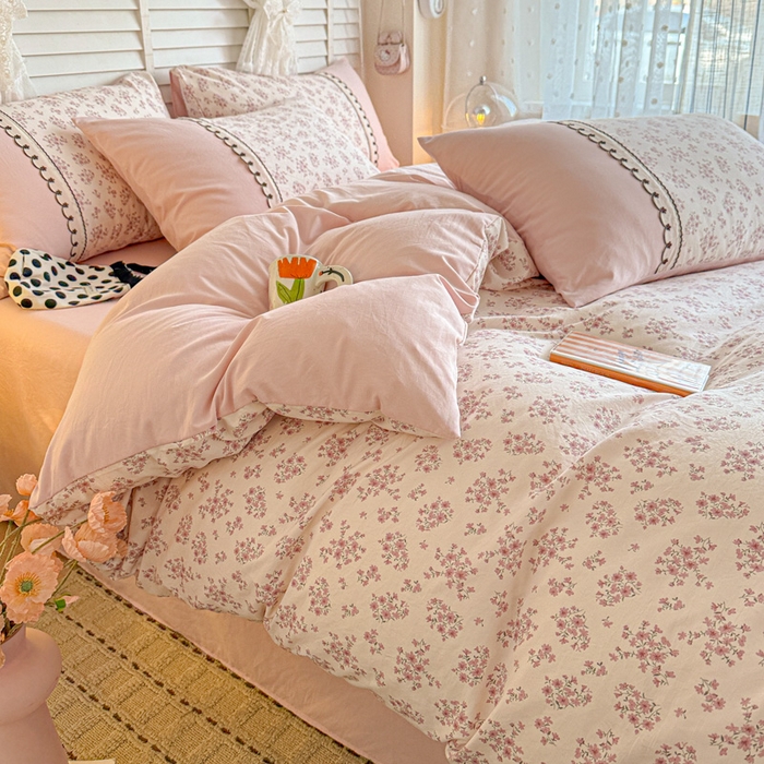 91家纺网 家纺一手货源 找家纺 鑫利来家纺 2026新款古法水洗棉法式花边四件套甄选纯棉花边拼接款四件套印花被套床单单品四件 七分甜