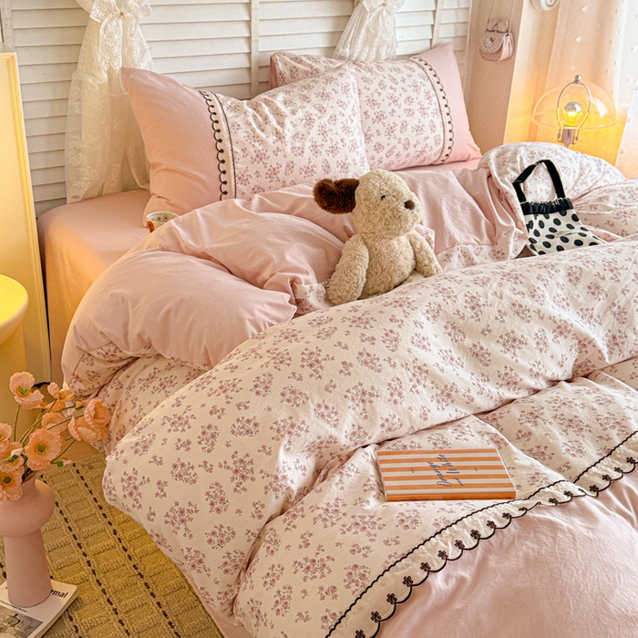 91家纺网 家纺一手货源 找家纺 鑫利来家纺 2026新款古法水洗棉法式花边四件套甄选纯棉花边拼接款四件套印花被套床单单品四件 七分甜