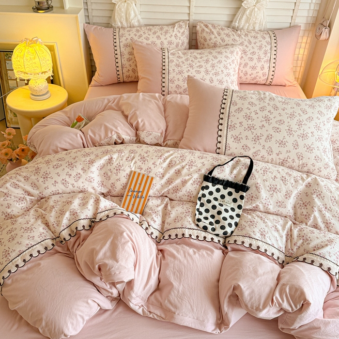 91家纺网 家纺一手货源 找家纺 鑫利来家纺 2026新款古法水洗棉法式花边四件套甄选纯棉花边拼接款四件套印花被套床单单品四件 七分甜