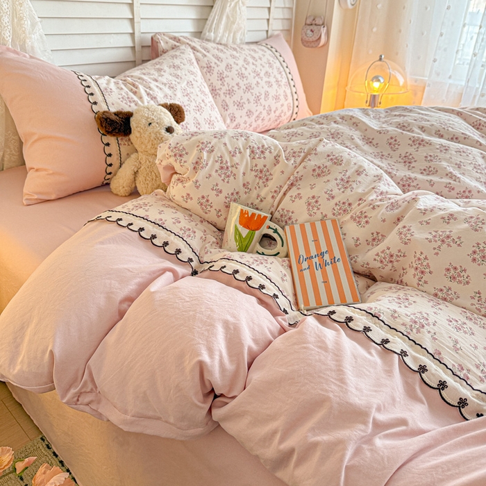 91家纺网 家纺一手货源 找家纺 鑫利来家纺 2026新款古法水洗棉法式花边四件套甄选纯棉花边拼接款四件套印花被套床单单品四件 七分甜