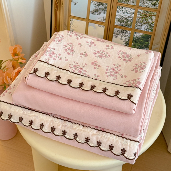 91家纺网 家纺一手货源 找家纺 鑫利来家纺 2026新款古法水洗棉法式花边四件套甄选纯棉花边拼接款四件套印花被套床单单品四件 七分甜