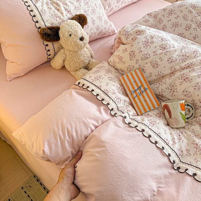 91家纺网 家纺一手货源 找家纺 鑫利来家纺 2026新款古法水洗棉法式花边四件套甄选纯棉花边拼接款四件套印花被套床单单品四件 七分甜