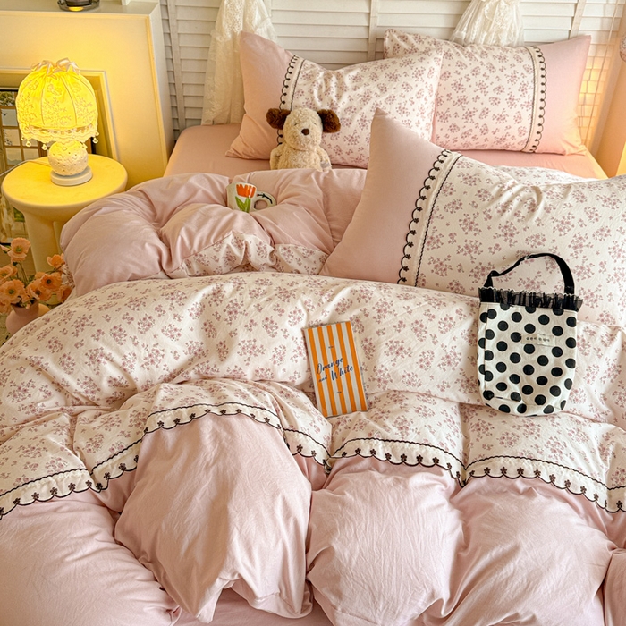 91家纺网 家纺一手货源 找家纺 鑫利来家纺 2026新款古法水洗棉法式花边四件套甄选纯棉花边拼接款四件套印花被套床单单品四件 七分甜