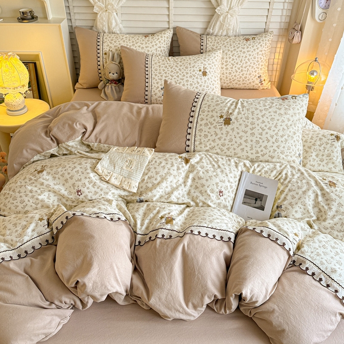 91家纺网 家纺一手货源 找家纺 鑫利来家纺 2026新款古法水洗棉法式花边四件套甄选纯棉花边拼接款四件套印花被套床单单品四件 午后时光