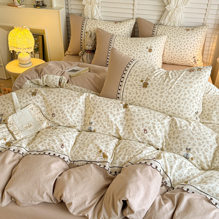 91家纺网 家纺一手货源 找家纺 鑫利来家纺 2026新款古法水洗棉法式花边四件套甄选纯棉花边拼接款四件套印花被套床单单品四件 午后时光