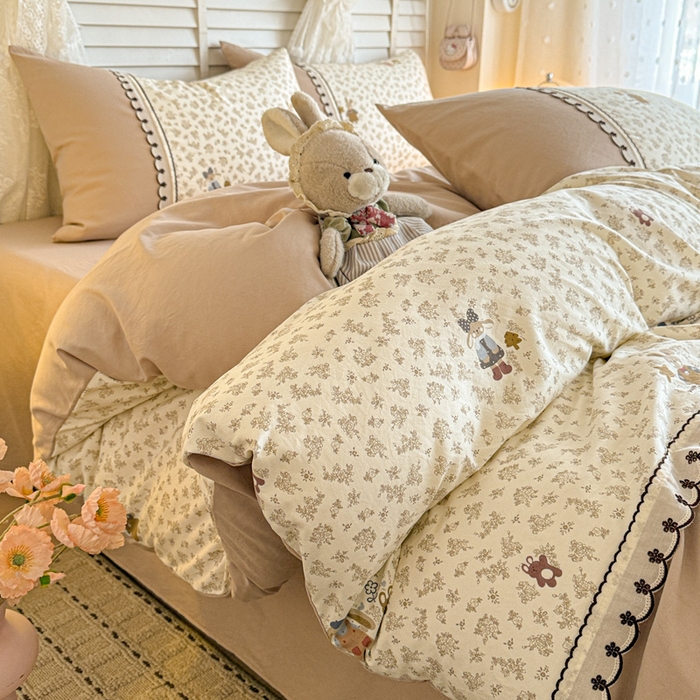 91家纺网 家纺一手货源 找家纺 鑫利来家纺 2026新款古法水洗棉法式花边四件套甄选纯棉花边拼接款四件套印花被套床单单品四件 午后时光