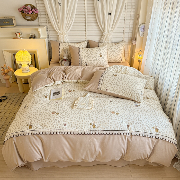 91家纺网 家纺一手货源 找家纺 鑫利来家纺 2026新款古法水洗棉法式花边四件套甄选纯棉花边拼接款四件套印花被套床单单品四件 午后时光