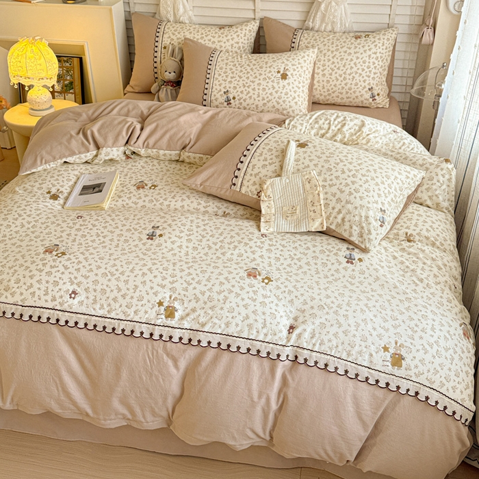 91家纺网 家纺一手货源 找家纺 鑫利来家纺 2026新款古法水洗棉法式花边四件套甄选纯棉花边拼接款四件套印花被套床单单品四件 午后时光