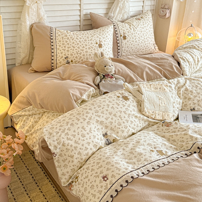 91家纺网 家纺一手货源 找家纺 鑫利来家纺 2026新款古法水洗棉法式花边四件套甄选纯棉花边拼接款四件套印花被套床单单品四件 午后时光