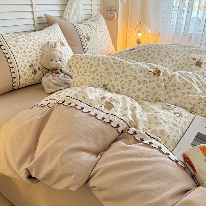 91家纺网 家纺一手货源 找家纺 鑫利来家纺 2026新款古法水洗棉法式花边四件套甄选纯棉花边拼接款四件套印花被套床单单品四件 午后时光