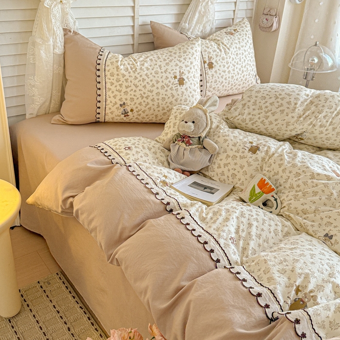 91家纺网 家纺一手货源 找家纺 鑫利来家纺 2026新款古法水洗棉法式花边四件套甄选纯棉花边拼接款四件套印花被套床单单品四件 午后时光