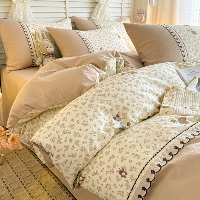 91家纺网 家纺一手货源 找家纺 鑫利来家纺 2026新款古法水洗棉法式花边四件套甄选纯棉花边拼接款四件套印花被套床单单品四件 午后时光