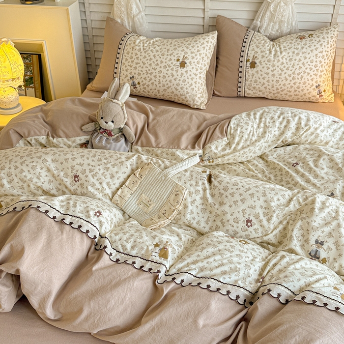 91家纺网 家纺一手货源 找家纺 鑫利来家纺 2026新款古法水洗棉法式花边四件套甄选纯棉花边拼接款四件套印花被套床单单品四件 午后时光