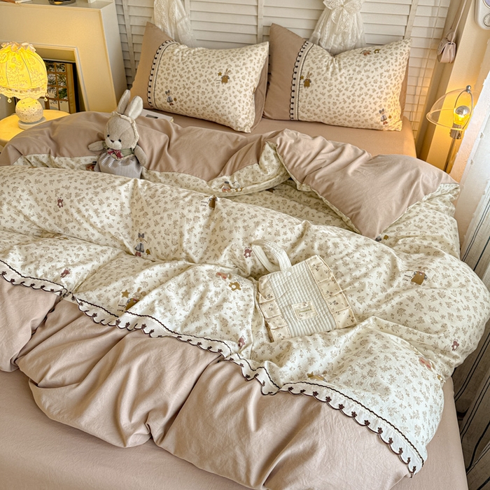 91家纺网 家纺一手货源 找家纺 鑫利来家纺 2026新款古法水洗棉法式花边四件套甄选纯棉花边拼接款四件套印花被套床单单品四件 午后时光