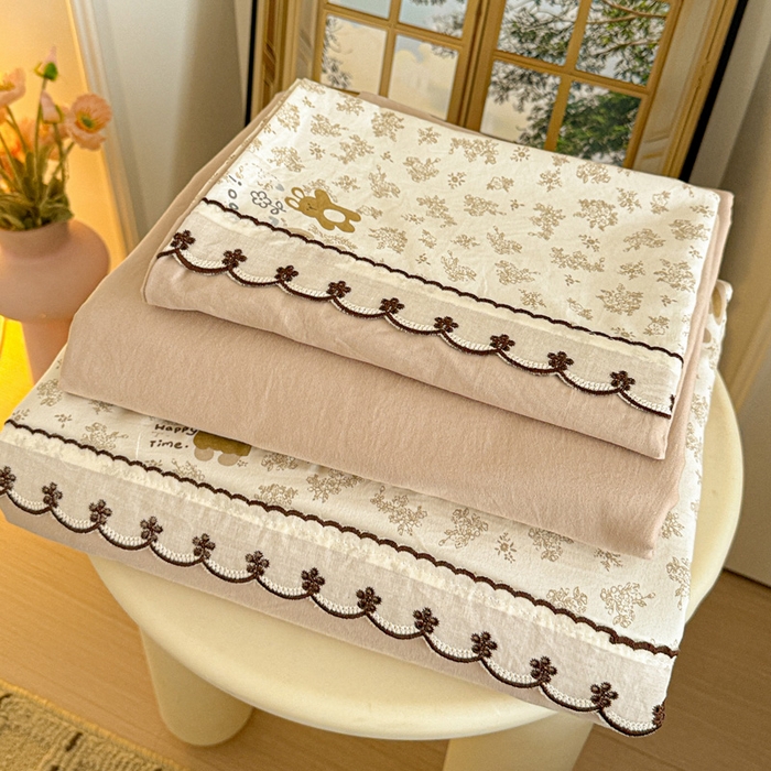 91家纺网 家纺一手货源 找家纺 鑫利来家纺 2026新款古法水洗棉法式花边四件套甄选纯棉花边拼接款四件套印花被套床单单品四件 午后时光