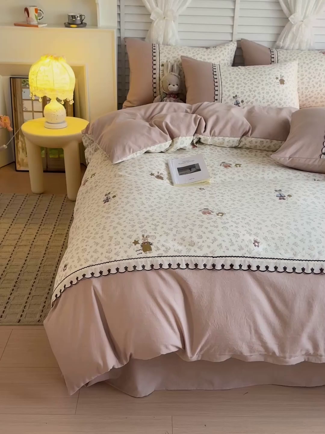 91家纺网 家纺一手货源 找家纺 鑫利来家纺 2026新款古法水洗棉法式花边四件套甄选纯棉花边拼接款四件套印花被套床单单品四件 午后时光