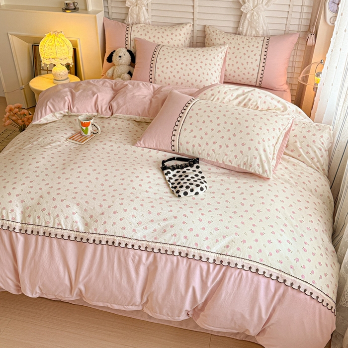 91家纺网 家纺一手货源 找家纺 鑫利来家纺 2026新款古法水洗棉法式花边四件套甄选纯棉花边拼接款四件套印花被套床单单品四件 小玫瑰