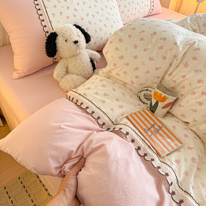 91家纺网 家纺一手货源 找家纺 鑫利来家纺 2026新款古法水洗棉法式花边四件套甄选纯棉花边拼接款四件套印花被套床单单品四件 小玫瑰