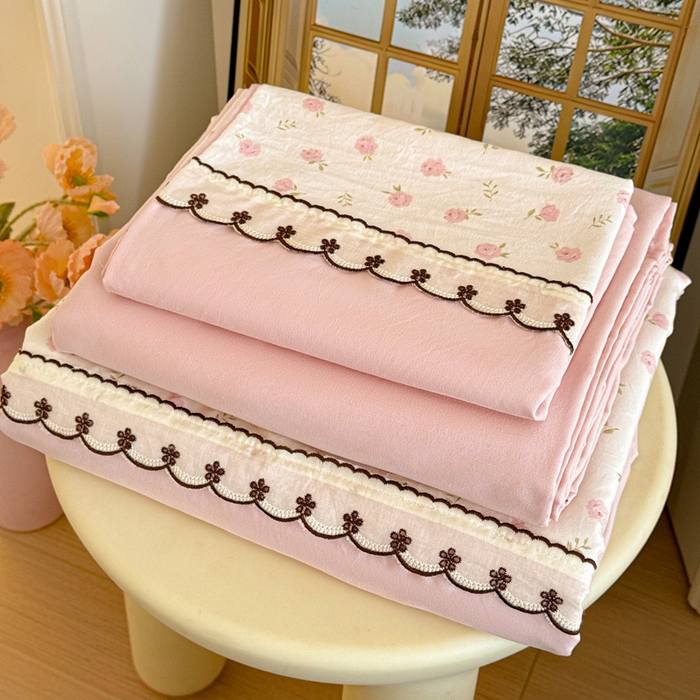 91家纺网 家纺一手货源 找家纺 鑫利来家纺 2026新款古法水洗棉法式花边四件套甄选纯棉花边拼接款四件套印花被套床单单品四件 小玫瑰