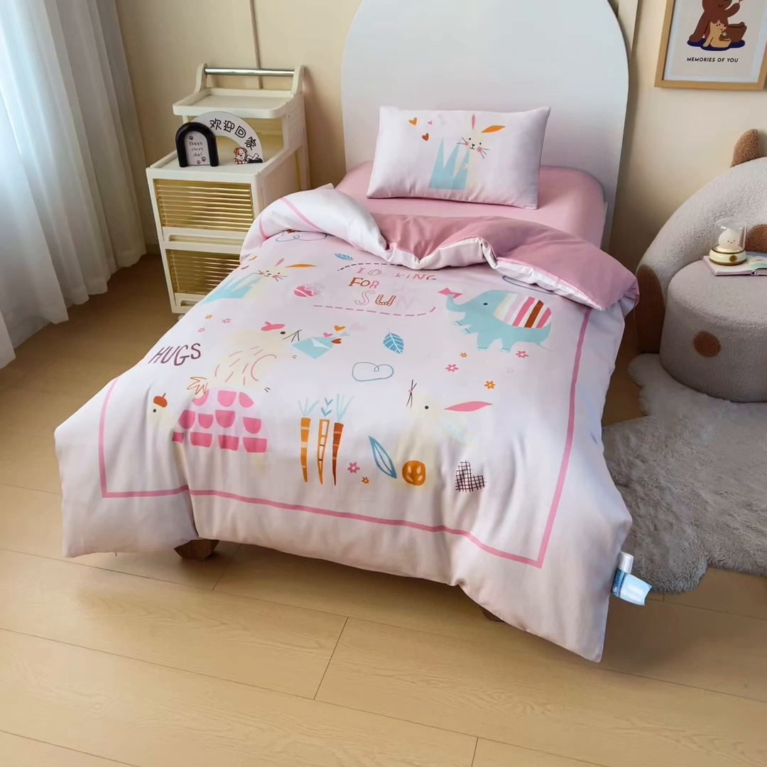 91家纺网 家纺一手货源 找家纺 御棉坊 2026新款60S全棉数码印花幼儿园儿童套件宝宝入园午睡被芯三件套 森林邮递员