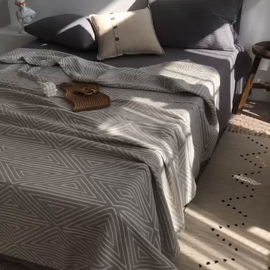 91家纺网 家纺一手货源 找家纺 朴尔家纺-毛巾被 2026新款格调简约风全棉纯棉三层纱布毛巾被-朴尔经典款常年备货 普韦布洛-浅灰