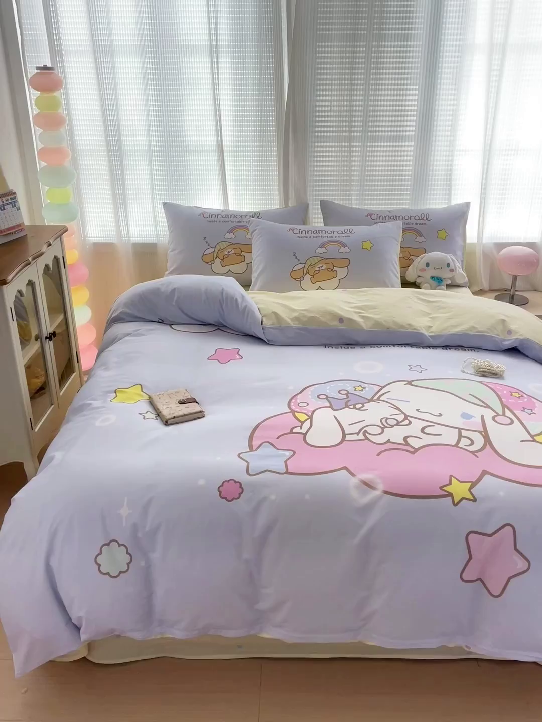 91家纺网 家纺一手货源 找家纺 朵希曼 2026新款正版授权全棉大版数码印花三丽鸥系列四件套 彩虹大耳狗