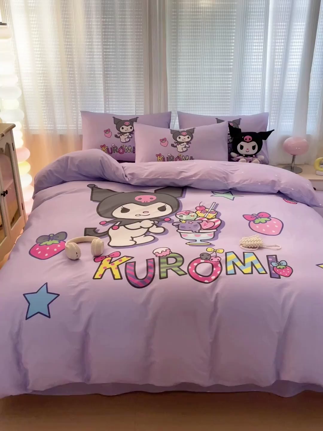 91家纺网 家纺一手货源 找家纺 朵希曼 2026新款正版授权全棉大版数码印花三丽鸥系列四件套 草莓库洛米