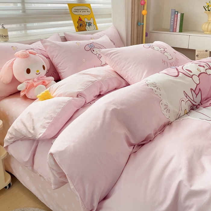 91家纺网 家纺一手货源 找家纺 朵希曼 2026新款正版授权全棉大版数码印花三丽鸥系列四件套 粉兔草莓