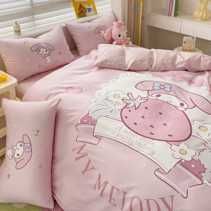 91家纺网 家纺一手货源 找家纺 朵希曼 2026新款正版授权全棉大版数码印花三丽鸥系列四件套 粉兔草莓