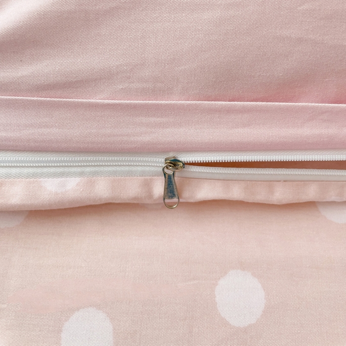 91家纺网 家纺一手货源 找家纺 朵希曼 2026新款正版授权全棉大版数码印花三丽鸥系列四件套 粉兔草莓