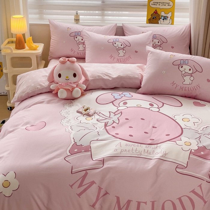 91家纺网 家纺一手货源 找家纺 朵希曼 2026新款正版授权全棉大版数码印花三丽鸥系列四件套 粉兔草莓