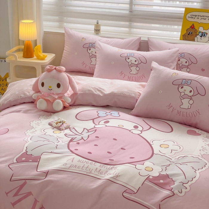 91家纺网 家纺一手货源 找家纺 朵希曼 2026新款正版授权全棉大版数码印花三丽鸥系列四件套 粉兔草莓