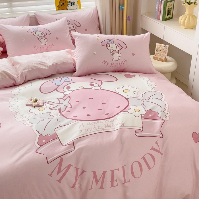 91家纺网 家纺一手货源 找家纺 朵希曼 2026新款正版授权全棉大版数码印花三丽鸥系列四件套 粉兔草莓