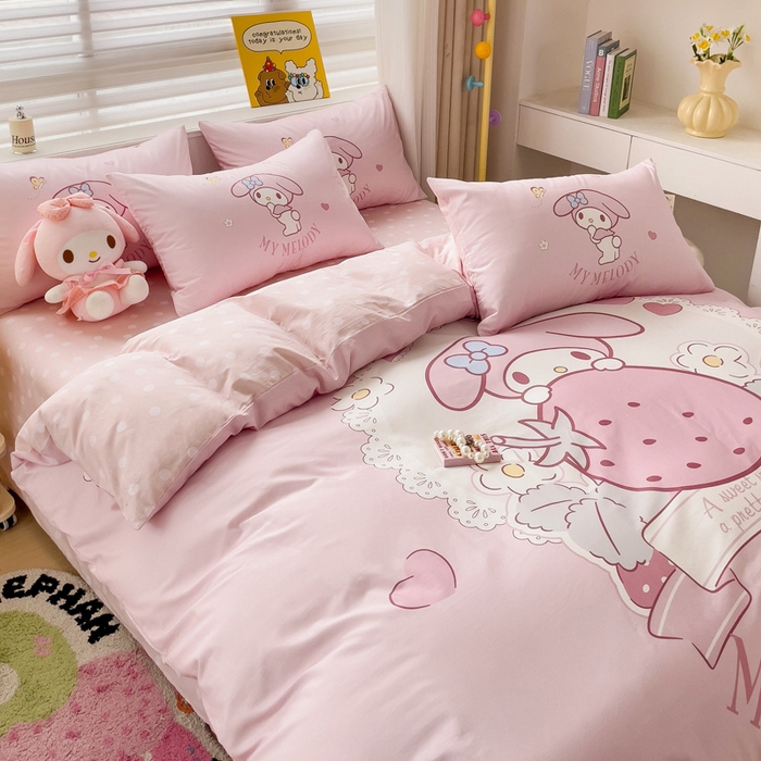 91家纺网 家纺一手货源 找家纺 朵希曼 2026新款正版授权全棉大版数码印花三丽鸥系列四件套 粉兔草莓