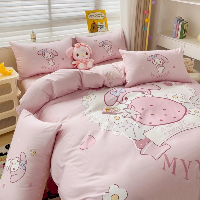 91家纺网 家纺一手货源 找家纺 朵希曼 2026新款正版授权全棉大版数码印花三丽鸥系列四件套 粉兔草莓