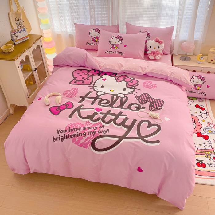 91家纺网 家纺一手货源 找家纺 朵希曼 2026新款正版授权全棉大版数码印花三丽鸥系列四件套 凯蒂宝贝